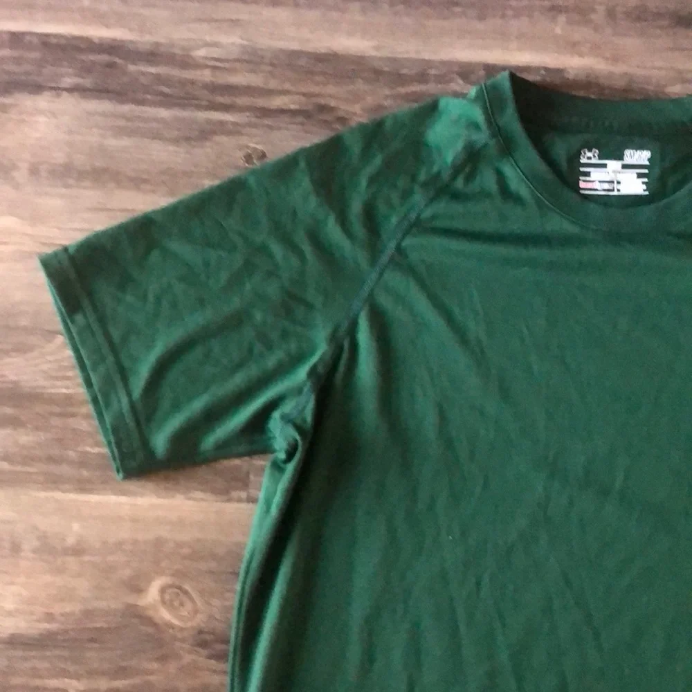 ‼️Flash Sale‼️ $10 Under Armour Green Heat Gear Shirt size Small - Picture 2 of 7